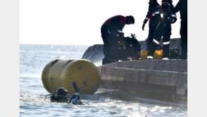 어선 뒤집혀 9명 실종… “출발 직후 배 기울어” 선체 결함 가능성 
