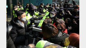 ‘이태원 유가족 시청 분향소’ 전기난로 반입 마찰…일부 실신해 병원 이송