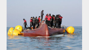 전복된 청보호서 실종자 2명 추가 발견…남은 실종자 6명