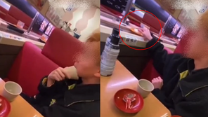 침 ‘쓱~’ 선 넘은 장난 당한 日초밥집 “회전 벨트 없애겠다”