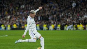 이강인 플레이에 이성 잃는 발베르데…또 거친 태클