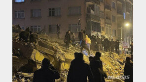 튀르키예·시리아 접경 강진…500명 이상 사망