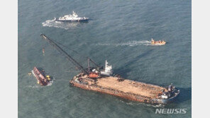 뒤집힌 청보호 실종자 4명 수습…인양 본격화