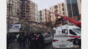 “모든 건물 무너졌다”…튀르키예 강진, 사망 1만명 될 수도