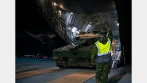 캐나다서 우크라에 주는 레오파트2 탱크 1대, 폴란드에 도착