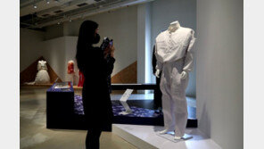 앙드레김 아들 “아버지 흰 수트 보니 울컥”…1세대 패션디자이너 재조명