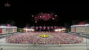 “北 김일성광장에 ‘2.8’·‘75’ 숫자 포착‥내일 열병식 준비”