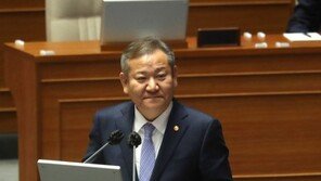 與 “기각되면 책임져야” vs 野 “장관 방탄에만 급급”