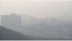 미세먼지 공습에 오늘도 ‘뿌연 하늘’…내일 오후부터 풀린다