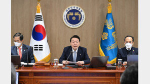 尹 “공직자 마인드 안 바뀌면 경제 전쟁서 살아남기 어려워”
