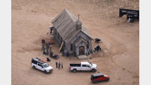 ‘촬영장 총격’ 볼드윈… 실탄 든 총은 어떻게 그의 손에 쥐어졌나