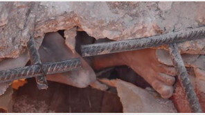 지진 잔해속 소년의 작은발…튀르키예 구조 현장(영상)