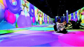 인천공항서 실감 콘텐츠 즐기는 시민들 