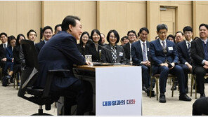 MZ세대 공무원 만난 尹 “기업이라는 생각으로 정책 펴야” 