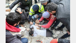 “병원에 시신 계속 밀려와”… 5700채 붕괴, 구조중 또 와르르