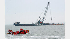 청보호 남은 실종자 4명 수색 계속…오전 선체 바로 세워 인양 시도