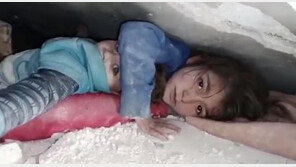 잔해 떠받치며 동생 지킨 소녀…17시간 만에 구조