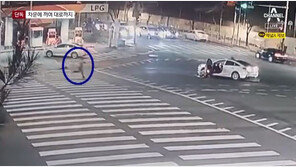 차문에 발 낀 채로 8차선 도로까지 질질…경찰이 구했다(영상)