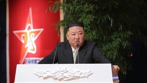 김정은 “우리 군대 제일 강하다”…한미 향한 메시지는 ‘보류’