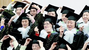 학사모 쓴 만학도들의 손 하트 