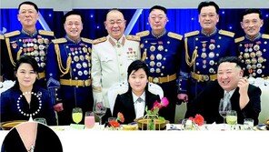 軍 찾은 김정은, 딸 주애가 가운데 자리 