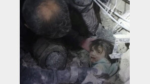 지진 잔해 갇혀있던 8세 소년, 52시간 만에 구조…어머니 품 오열