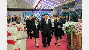 北 김정은, 열병식장에도 딸 김주애 동행시켜…군 활동에 ‘광폭 행보’