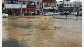 부산 사하구 맨홀서 물 치솟아 도로 침수…“상수도 파열 추정”