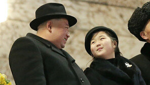 김정은 딸 주애, 열병식 주석단 중앙에…리설주보다 앞서 “4대세습 메시지”