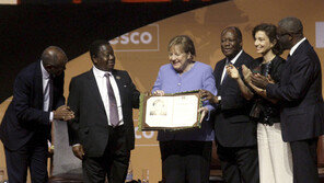 메르켈, 유네스코 평화상…난민 120만명 받아들인 공로