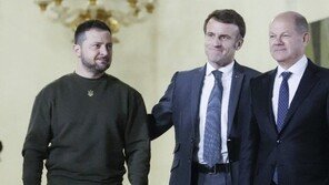 유럽 간 젤렌스키, 英-佛-獨 정상에 “자유 지킬 전투기 달라” 