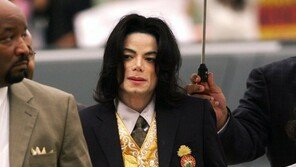 ‘팝의 황제’ 마이클 잭슨, 저작권 절반 매각설…최대 1.1조원