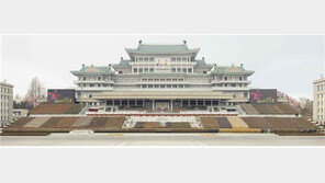 김정은 “제국주의 폭제, 힘으로 제압평정”…열병식 참가자들과 기념사진