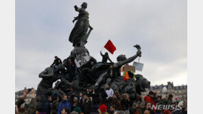 프랑스 연금개편 시위에 100만 명 운집…경찰, 최루탄·섬광탄 해산