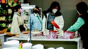 주방용품 살펴보는 관람객 