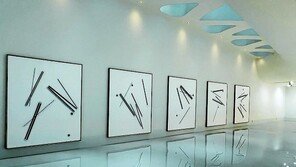 순백색 바탕에 십자가-꽃… “미래에 대한 기대 담아”