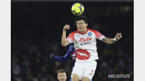 무결점 수비 김민재, 종료 직전 머리끼리 충돌에 아찔