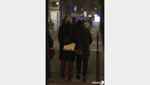 홍상수-김민희, 佛 파리서 다정한 모습 포착…회고전 참석