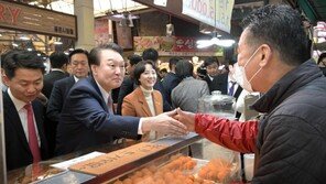 尹대통령, 10개월 만에 청주 전통시장 찾아 상인들 격려…이달 4번째 지방 행보