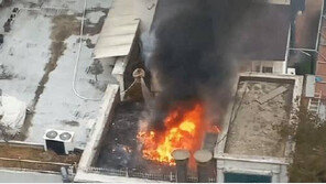 옥상서 검은 연기가…퇴근하던 소방관 뛰어가 큰불 막았다