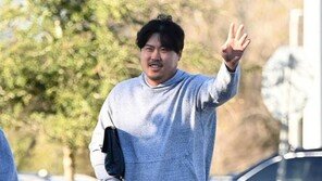 ‘재활 중’ 류현진, 토론토 스프링캠프 첫날 출석…동료들과 재회