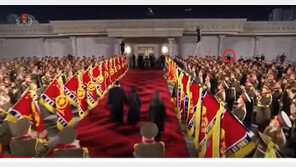 北 김주애 레드카펫 밟을 때…구석 자리서 지켜본 김여정