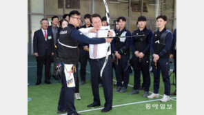尹, 진천선수촌 찾아 “양궁 두번째 화살 8점” 