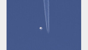 5억 미사일, 풍선 단번에 못 맞히고 호수로 풍덩…美탑건 망신살