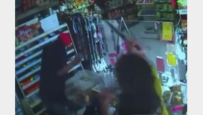 ‘돈 내놔’ 강도에 칼 빼앗아 반격한 女점원 (영상)