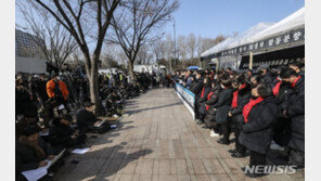 서울광장 분향소 철거 두고 긴장감…유가족 “끝까지 지킬 것”