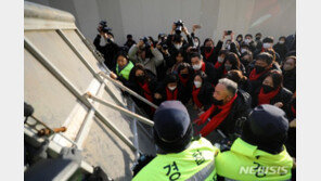 서울광장 분향소 주변 보호벽 설치 시도…유족과 한때 충돌