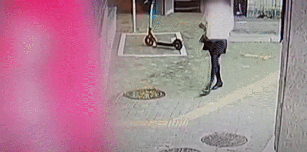 짧은 치마·구두신고 女탈의실 염탐, 男공무원이었다(영상)