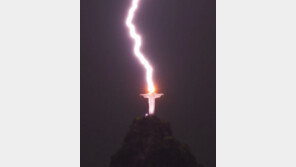 예수상 머리에 벼락 내리꽂혀…“토르와 싸우는 듯한 모습”