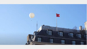 中 정찰풍선에…英 유튜버, 중국대사관에 ‘카메라풍선’ 띄워